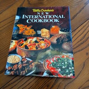 Betty Crocker's New International Cookbook. 1989. Hardcover With Jacket. EUC.